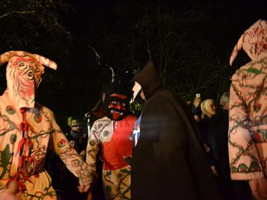 Una gran torrada i el primer ball dels dimonis encenen davant milers de persones la flama santantoniera