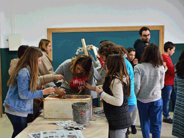 Els escolars de tot el municipi participen de valent en molts dels preparatius de la festa de Sant Antoni