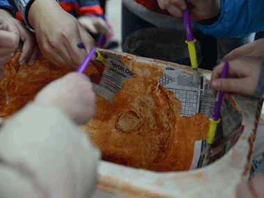 Els escolars de tot el municipi participen de valent en molts dels preparatius de la festa de Sant Antoni