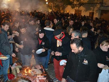 Les ganes de festa per Sant Antoni ressonen a l'assaig dels goigs i la ximbombada a la plaça de la Concòrdia 