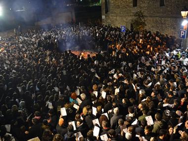 Les ganes de festa per Sant Antoni ressonen a l'assaig dels goigs i la ximbombada a la plaça de la Concòrdia 