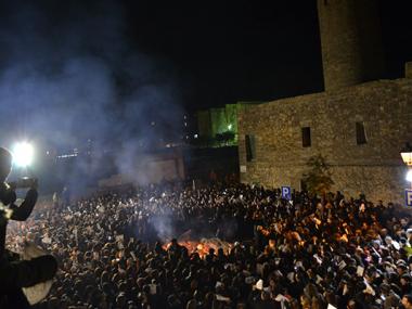 Les ganes de festa per Sant Antoni ressonen a l'assaig dels goigs i la ximbombada a la plaça de la Concòrdia 
