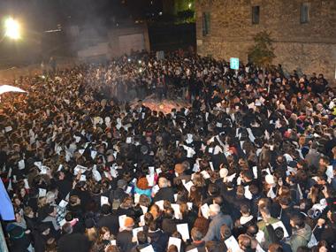 Les ganes de festa per Sant Antoni ressonen a l'assaig dels goigs i la ximbombada a la plaça de la Concòrdia 