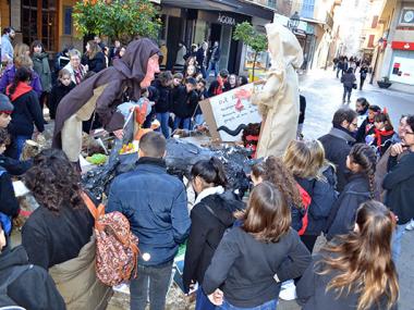 Sant Antoni i el dimoni encenen la festa a tot Manacor