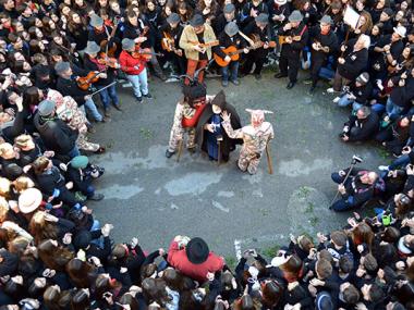 Sant Antoni i el dimoni encenen la festa a tot Manacor