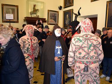 Sant Antoni i el dimoni encenen la festa a tot Manacor