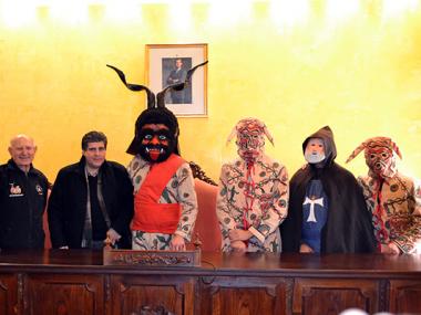 Sant Antoni i el dimoni encenen la festa a tot Manacor