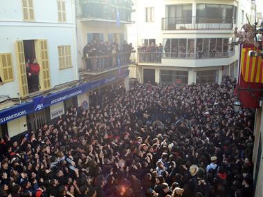 Sant Antoni i el dimoni encenen la festa a tot Manacor