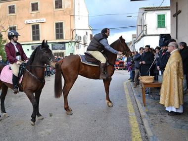 Les beneïdes de Son Macià se celebren desafiant el mal temps i fan seves les arrels pageses d'aquest nucli manacorí