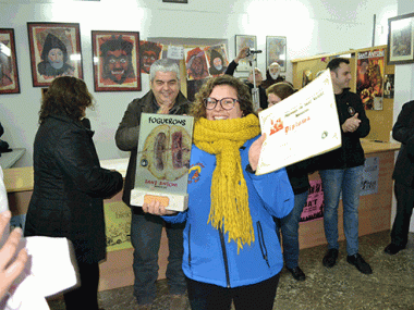 Els participants dels concursos de foguerons, dibuix, façanes i mostradors de Sant Antoni reben el seu premi