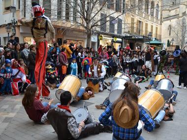 Les disfresses i l’animació omplen la Rueta i fan vibrar els infants i els joves pel centre de vianants de Manacor