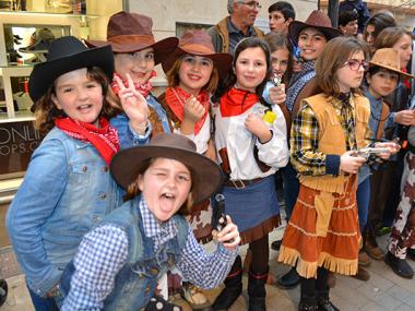 Les disfresses i l’animació omplen la Rueta i fan vibrar els infants i els joves pel centre de vianants de Manacor