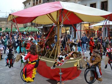 Les disfresses i l’animació omplen la Rueta i fan vibrar els infants i els joves pel centre de vianants de Manacor