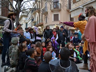 Les disfresses i l’animació omplen la Rueta i fan vibrar els infants i els joves pel centre de vianants de Manacor