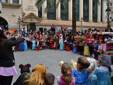 Les disfresses i l’animació omplen la Rueta i fan vibrar els infants i els joves pel centre de vianants de Manacor