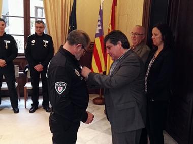 Sis policies locals de Manacor amb més de 30 anys d’experiència reben la medalla al mèrit policial