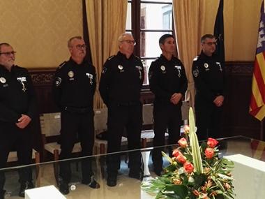 Sis policies locals de Manacor amb més de 30 anys d’experiència reben la medalla al mèrit policial
