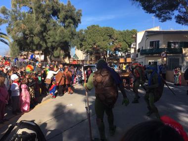 La Rua de Porto Cristo converteix el passeig de la Sirena en el lloc de trobada de centenars de disfresses, música i diversió