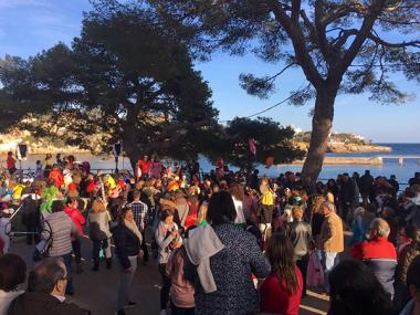 La Rua de Porto Cristo converteix el passeig de la Sirena en el lloc de trobada de centenars de disfresses, música i diversió