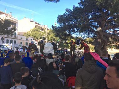 La Rua de Porto Cristo converteix el passeig de la Sirena en el lloc de trobada de centenars de disfresses, música i diversió