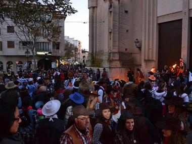 Centenars de persones participen de la gran Rua de carnaval de temàtica western a la plaça de Ramon Llull  