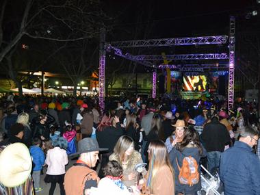 Centenars de persones participen de la gran Rua de carnaval de temàtica western a la plaça de Ramon Llull  