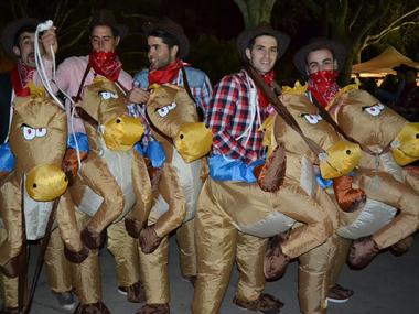 Centenars de persones participen de la gran Rua de carnaval de temàtica western a la plaça de Ramon Llull  