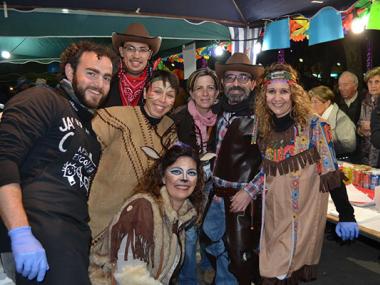 Centenars de persones participen de la gran Rua de carnaval de temàtica western a la plaça de Ramon Llull  