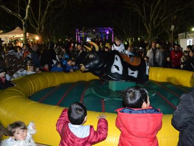 Centenars de persones participen de la gran Rua de carnaval de temàtica western a la plaça de Ramon Llull  
