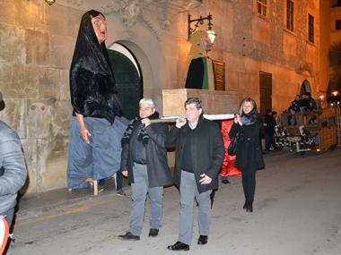 L’Enterrament de la Sardina posa el punt i final al Carnaval amb bulla, foc, plors i torrades a Manacor i Porto Cristo 
