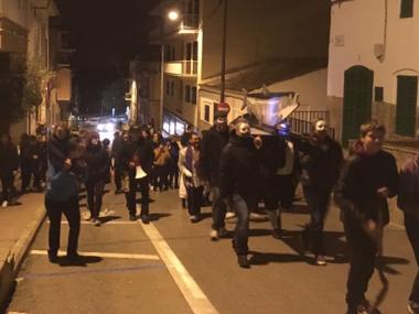 L’Enterrament de la Sardina posa el punt i final al Carnaval amb bulla, foc, plors i torrades a Manacor i Porto Cristo 