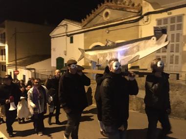L’Enterrament de la Sardina posa el punt i final al Carnaval amb bulla, foc, plors i torrades a Manacor i Porto Cristo 