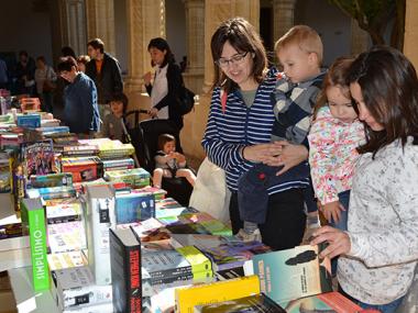 Centenars de visitants aprofiten l’oferta cultural de la Fira del Llibre de Manacor i reivindiquen l’interès per la lectura