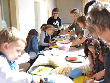 Centenars de visitants aprofiten l’oferta cultural de la Fira del Llibre de Manacor i reivindiquen l’interès per la lectura
