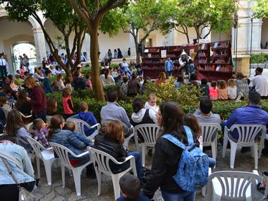 Centenars de visitants aprofiten l’oferta cultural de la Fira del Llibre de Manacor i reivindiquen l’interès per la lectura