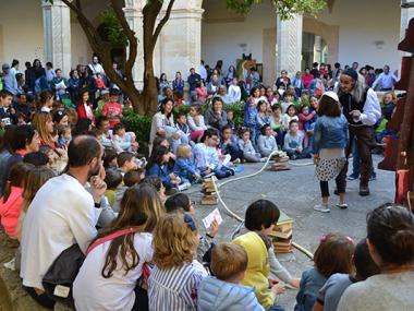 Centenars de visitants aprofiten l’oferta cultural de la Fira del Llibre de Manacor i reivindiquen l’interès per la lectura