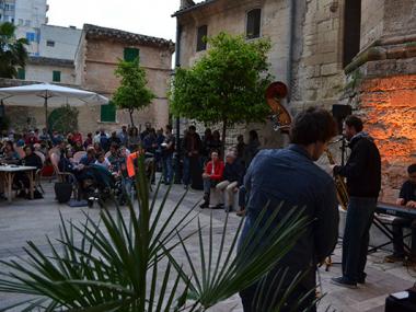 El Jas Jazz omple de gent, ritme, espectacle i música en directe els carrers de la la zona de vianants de Manacor