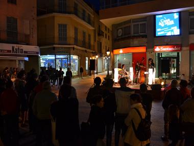 El Jas Jazz omple de gent, ritme, espectacle i música en directe els carrers de la la zona de vianants de Manacor
