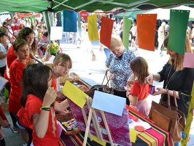 220 alumnes emprenedors de la comarca mostren a Manacor les idees, les cooperatives i les ONG solidàries que han creat