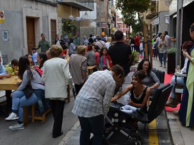 Centenars de persones surten “De passeig al carrer de Ciutat” i a gaudir de tot el que ofereix el comerç local