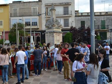 Centenars de persones surten “De passeig al carrer de Ciutat” i a gaudir de tot el que ofereix el comerç local