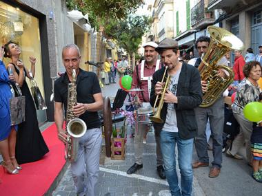 Centenars de persones surten “De passeig al carrer de Ciutat” i a gaudir de tot el que ofereix el comerç local
