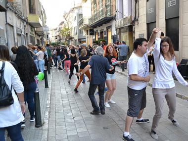 Centenars de persones surten “De passeig al carrer de Ciutat” i a gaudir de tot el que ofereix el comerç local