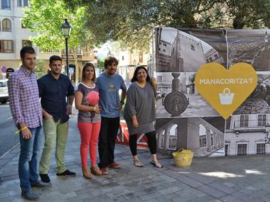 Els comerços que formen part del col·lectiu Manacoritza’t conviden tothom a tastar el pastís de pobre més gran de tots