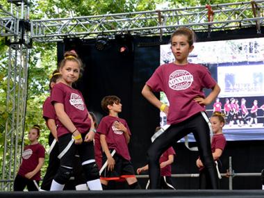 Els alumnes de dansa demostren el seu talent davant centenars de persones amb l'espectacle "Manacor Balla"