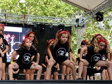 Els alumnes de dansa demostren el seu talent davant centenars de persones amb l'espectacle "Manacor Balla"