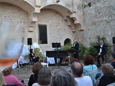 El maridatge de vi, música i poesia de Fires i Festes omple la seu del Museu de cultura, viticultura i gent