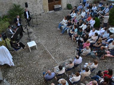El maridatge de vi, música i poesia de Fires i Festes omple la seu del Museu de cultura, viticultura i gent