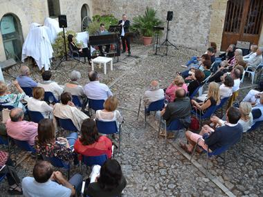 El maridatge de vi, música i poesia de Fires i Festes omple la seu del Museu de cultura, viticultura i gent
