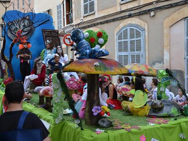 La fantasia de la desfilada de carrosses i comparses i la jornada de cuina posen punt i final a les Fires i Festes